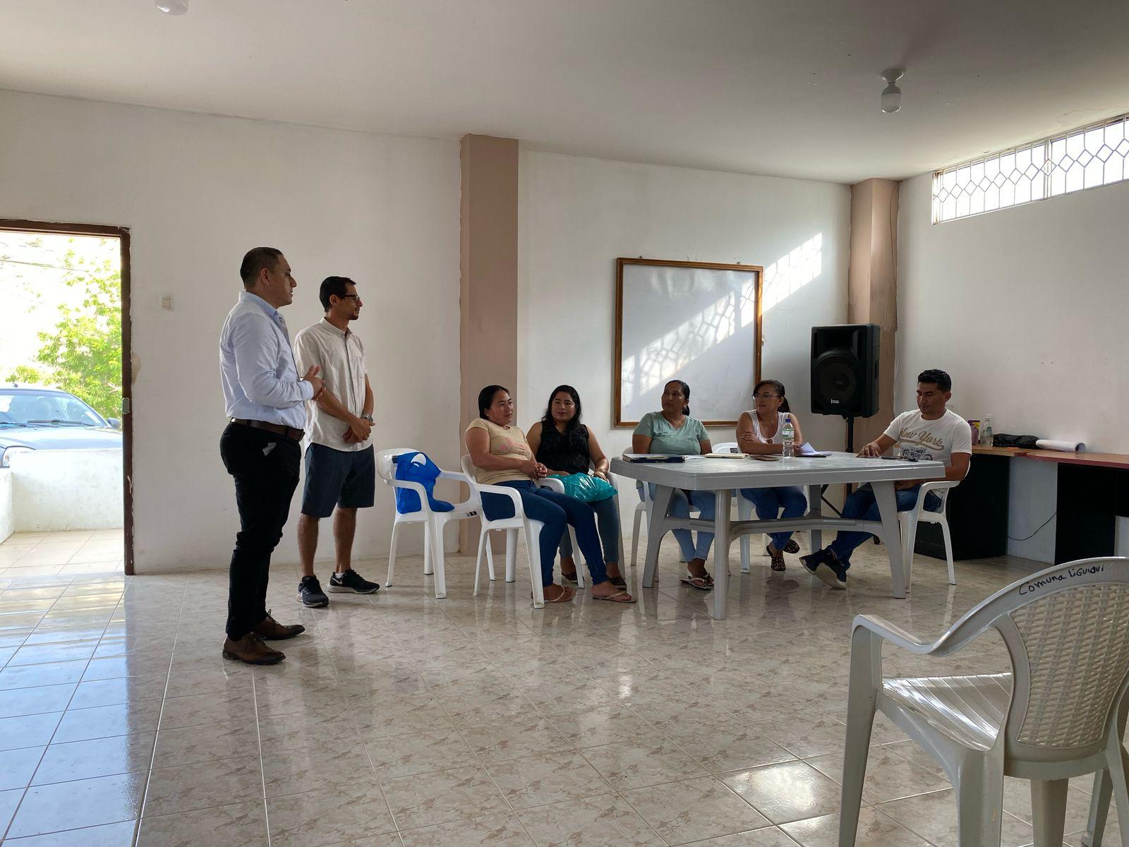 Un niño sonriendo mientras participa en una actividad de la fundación.